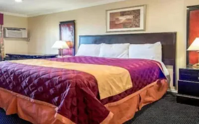 Photo 2 - Queencity Inn