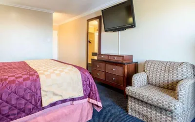 Photo 3 - Queencity Inn