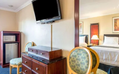 Photo 4 - Queencity Inn