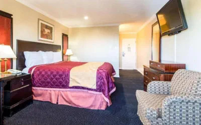 Photo 5 - Queencity Inn