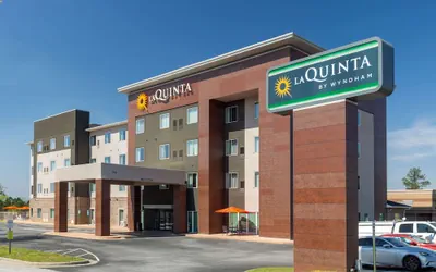 Photo 2 - La Quinta Inn & Suites by Wyndham Augusta/Fort Eisenhower