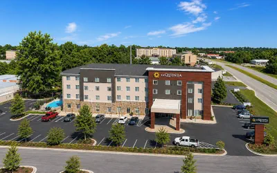 Photo 2 - La Quinta Inn & Suites by Wyndham Augusta/Fort Eisenhower