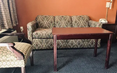 Photo 4 - Executive Inn