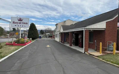 Photo 2 - Royal Inn Motel