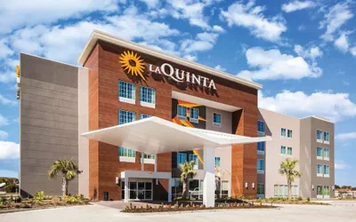 Photo 2 - La Quinta Inn & Suites by Wyndham Baton Rouge - Port Allen