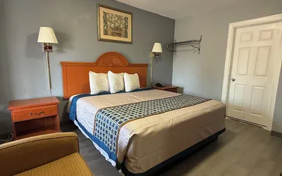 Photo 4 - Budget Inn Magnolia