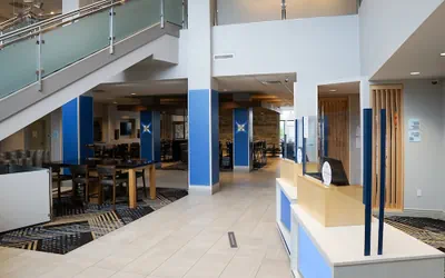Photo 2 - Holiday Inn Express & Suites Denver - Aurora Medical Campus by IHG