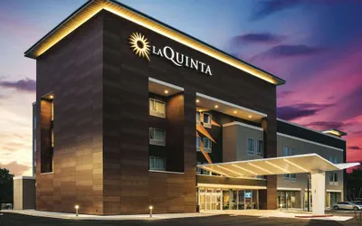 Photo 2 - La Quinta Inn & Suites by Wyndham Atlanta South - McDonough