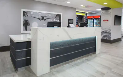 Photo 4 - Hampton Inn & Suites Irvine-Orange County Airport