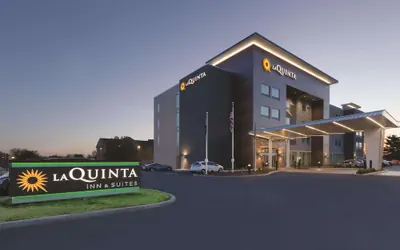 Photo 2 - La Quinta Inn & Suites by Wyndham Terre Haute