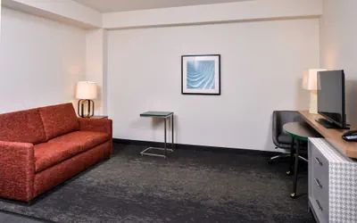 Photo 4 - Holiday Inn & Suites Farmington Hills - Detroit NW by IHG