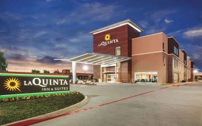 Photo 2 - La Quinta Inn & Suites by Wyndham Dallas Northeast-Arboretum