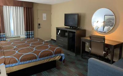 Photo 4 - Super 8 by Wyndham Newport News