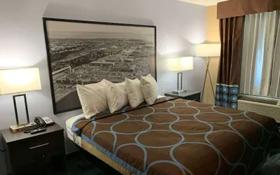 Photo 3 - Super 8 by Wyndham Newport News