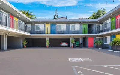 Photo 2 - Signature Inn Oakland