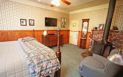 Photo 3 - Gold Mountain Manor Bed and Breakfast
