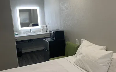 Photo 4 - Elmwood Motel