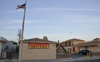 Photo 3 - Sun Light Motel