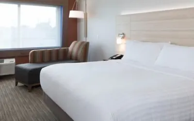 Photo 3 - Holiday Inn Express and Suites Kalamazoo West by IHG