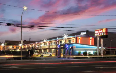 Photo 3 - Orange Villa Park Motel