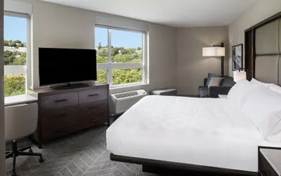 Photo 5 - Holiday Inn Boston Logan Airport - Chelsea by IHG