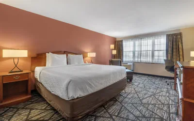 Photo 2 - SureStay Plus Hotel by Best Western Auburn