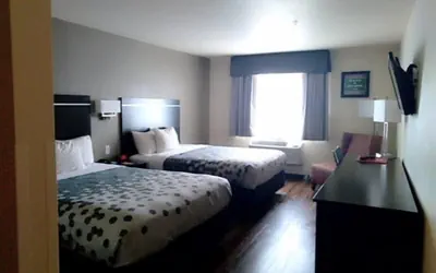 Photo 4 - Econo Lodge Inn & Suites Springfield Main Street