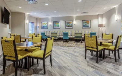 Photo 4 - Hampton Inn & Suites Burlington