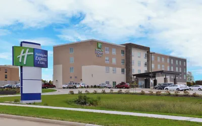 Photo 2 - Holiday Inn Express & Suites Marshalltown by IHG