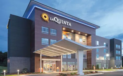 Photo 2 - La Quinta Inn & Suites by Wyndham Opelika Auburn