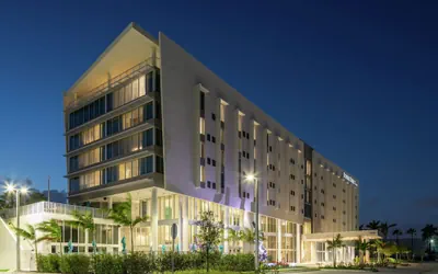 Photo 2 - DoubleTree by Hilton Miami - Doral, FL