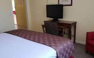 Photo 4 - Europa Inn & Suites