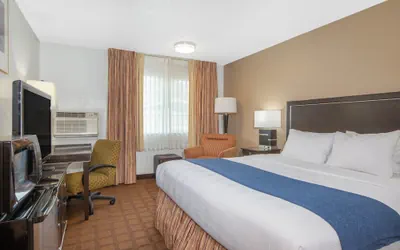 Photo 4 - Umpqua Valley Hotel