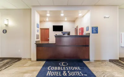Photo 3 - Cobblestone Hotel & Suites - Hutchinson