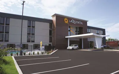 Photo 2 - La Quinta Inn & Suites by Wyndham Columbus MS