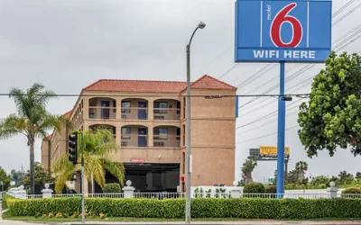 Photo 2 - Motel 6 Gardena, CA - South