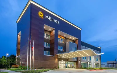 Photo 2 - La Quinta Inn & Suites by Wyndham Dallas Duncanville