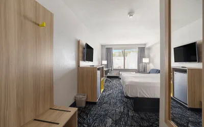 Photo 3 - Days Inn & Suites by Wyndham Norton Shores/Muskegon