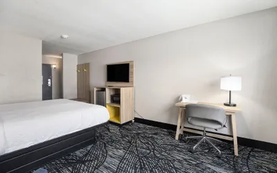 Photo 4 - Days Inn & Suites by Wyndham Norton Shores/Muskegon