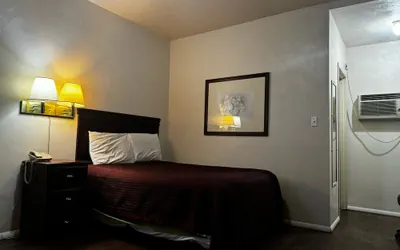 Photo 3 - Heritage Inn