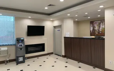 Photo 4 - Voyage Hotel