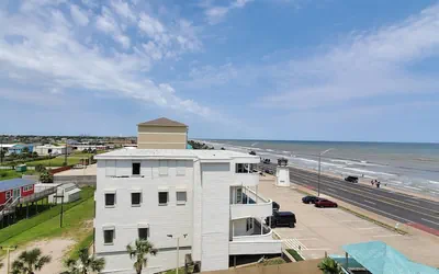 Holiday Inn Express & Suites Galveston West-Seawall by IHG