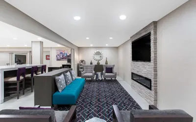 Photo 4 - La Quinta Inn & Suites by Wyndham Blue Springs