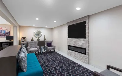 Photo 5 - La Quinta Inn & Suites by Wyndham Blue Springs
