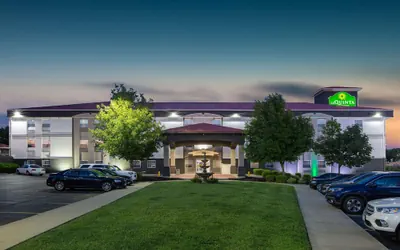 Photo 2 - La Quinta Inn & Suites by Wyndham Blue Springs