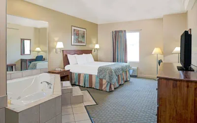 Photo 5 - Days Inn by Wyndham Downtown St. Louis