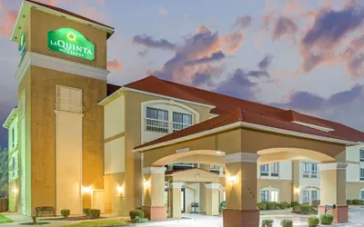 Photo 2 - La Quinta Inn & Suites by Wyndham Oklahoma City -Yukon