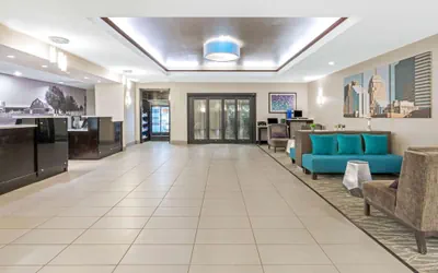 Photo 3 - La Quinta Inn & Suites by Wyndham Oklahoma City -Yukon
