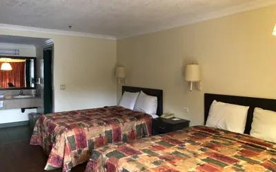Photo 5 - Travelers Inn