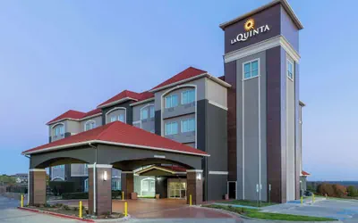 Photo 2 - La Quinta Inn & Suites by Wyndham Fort Worth - Lake Worth
